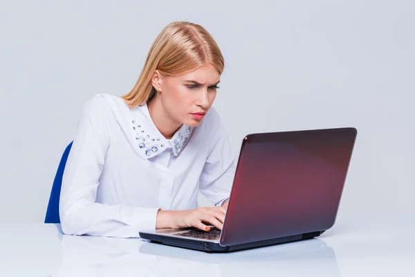 Jonge zakenvrouw werkt op laptopcomputer. — Stockfoto