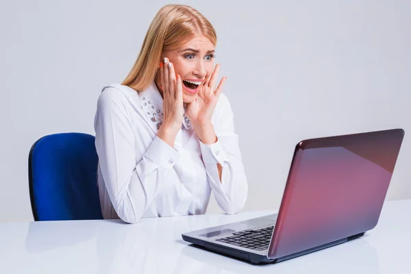 Young businesswoman working at laptop computer. — Stock Photo, Image