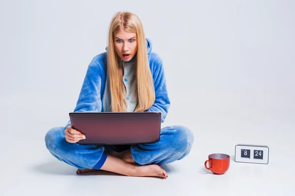 Girl in pajamas with a laptop — Stock Photo, Image