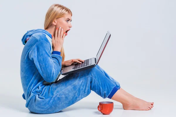Girl in pajamas with a laptop — Stock Photo, Image