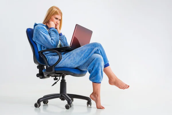 Dívka v pyžamu s laptopem — Stock fotografie