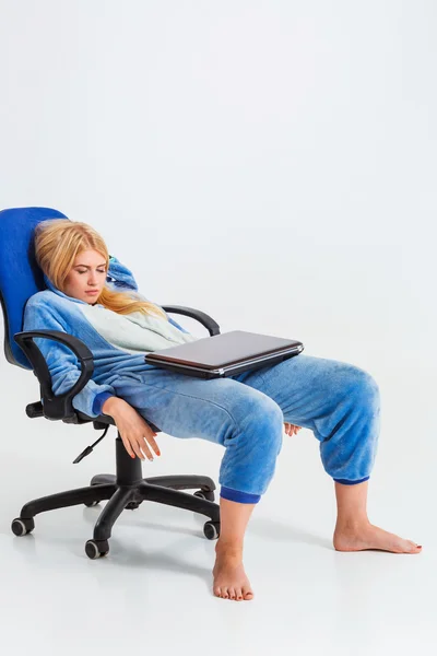 Lány pizsama egy laptop — Stock Fotó