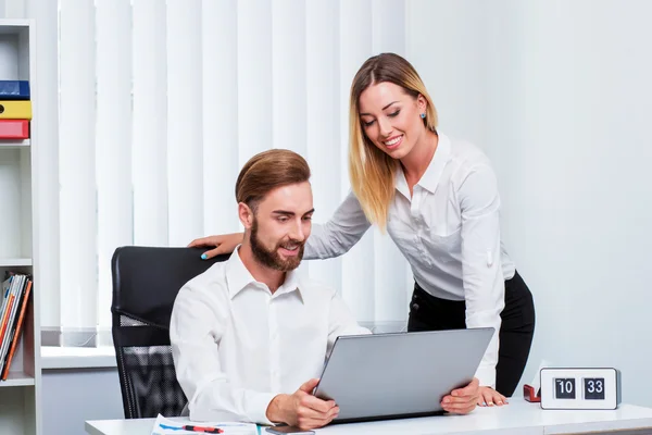 Hombre y mujer discutiendo un proyecto de trabajo — Foto de Stock