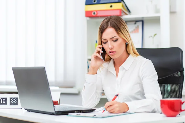 Belle fille dans le bureau — Photo