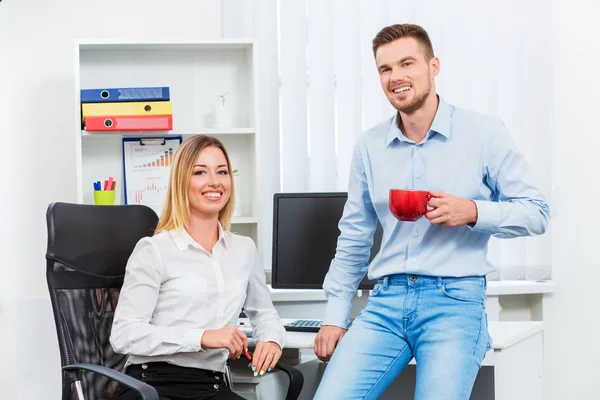 Feliz pareja de negocios inteligentes discutir — Foto de Stock