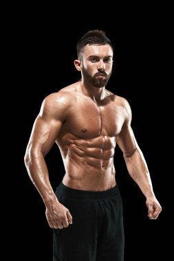 Poz yapan kaslı vücut geliştirmeci adam