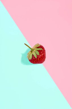 Pembe-nane arka plan üzerinde izole taze kırmızı çilek