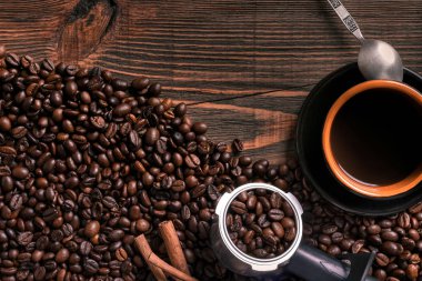 Ahşap masa kahve Kupası ve fasulye çerçeve