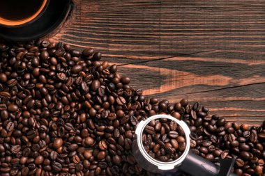 Ahşap masa kahve Kupası ve fasulye çerçeve