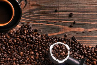 Ahşap masa kahve Kupası ve fasulye çerçeve