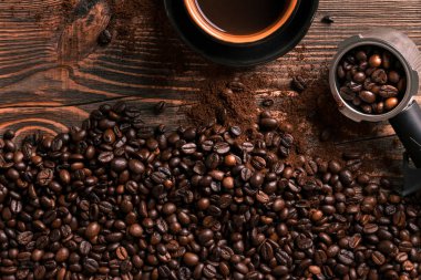 Ahşap masa kahve Kupası ve fasulye çerçeve