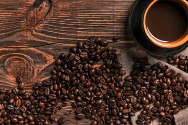 Ahşap masa kahve Kupası ve fasulye çerçeve