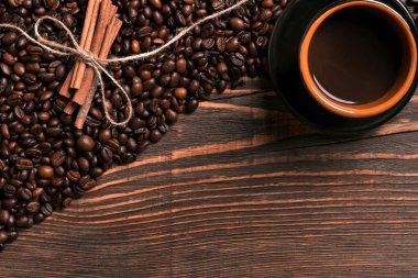 Kahve çekirdekleri, tarçın ve rustik üzerinde demlenmiş kahve