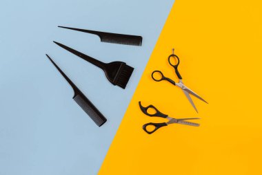 Turuncu ve mavi arka plan ile çeşitli aksesuarlar ayarla Kuaför