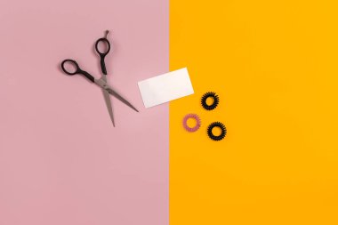 Kağıt arka plan sarı renk pembe, makaslar. Üstten Görünüm.