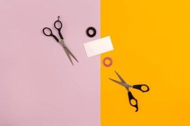 Kağıt arka plan sarı renk pembe, makaslar. Üstten Görünüm.
