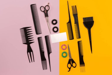 Kuaför araçları kopya alanı, üstten görünüm, pembe ve Sarı zemin üzerine yatıyordu düz.