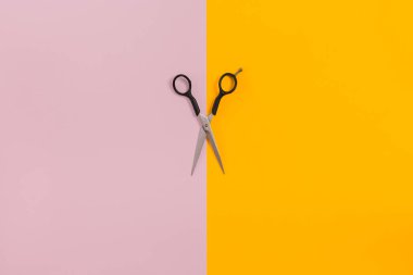 Kağıt arka plan sarı renk pembe, makaslar. Üstten Görünüm.