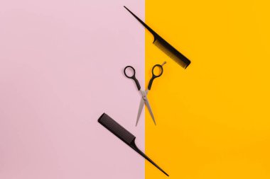 İki tarak ve pembe ve Sarı zemin üzerine makas Kuaför kümesiyle