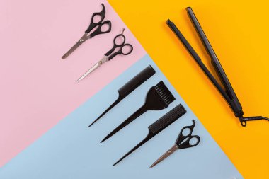 Kuaför araçları kopya alanı ile renkli bir arka plan üzerinde