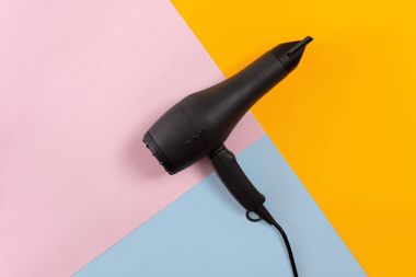 Kuaför araçları kopya alanı ile renkli bir arka plan üzerinde