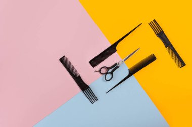 Set tarak ve renk pembe, sarı makas ile berber, kağıt arka plan mavi