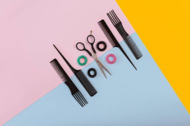 Set tarak ve renk pembe, sarı makas ile berber, kağıt arka plan mavi