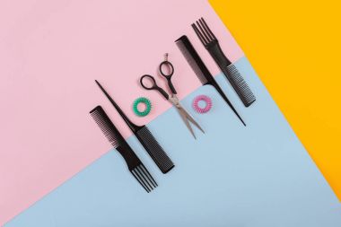 Kuaför araçları kopya alanı ile renkli bir arka plan üzerinde