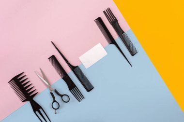 Top tarak ve Kuaför araçlar renk arka plan üzerinde görünümü