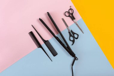 Top tarak ve Kuaför araçlar renk arka plan üzerinde görünümü