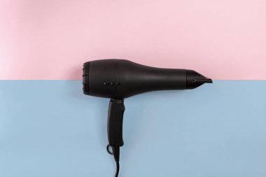 Mavi ve pembe arka plan üzerinde siyah fön