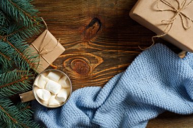 Noel içkisi. Ahşap arka plan üzerinde hatmi ile kupa sıcak kahve. Yeni yıl.