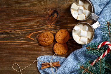 Noel içkisi. Kupa sıcak kahve ile hatmi, kırmızı şeker kamışı ahşap arka plan üzerinde. Yeni yıl.