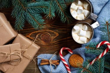 Noel içkisi. Kupa sıcak kahve ile hatmi, kırmızı şeker kamışı ahşap arka plan üzerinde. Yeni yıl.