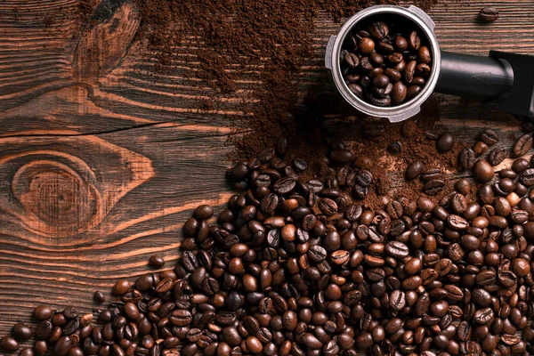 Kahve çekirdekleri ahşap masa doku kopya alanı ile. Üzerinden görüntülemek