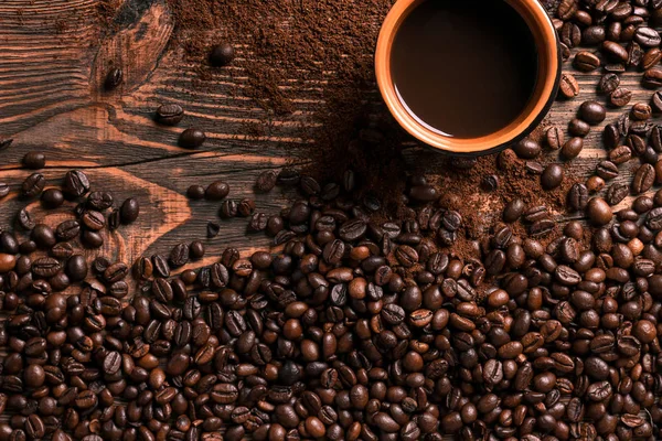 Ahşap masa kahve Kupası ve fasulye çerçeve