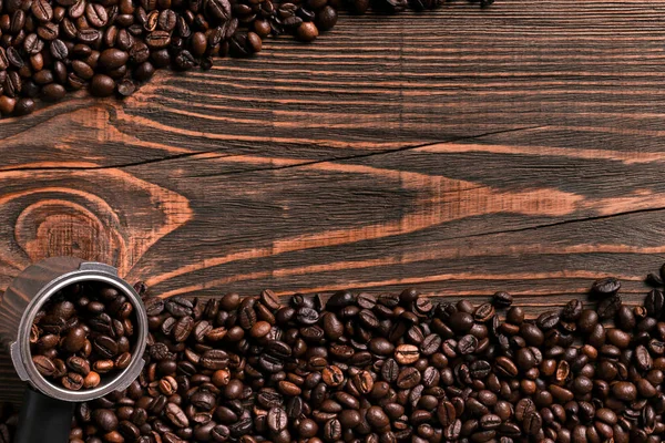 Kaffeebohnen auf Holztisch Textur mit Kopierraum. Blick von — Stockfoto