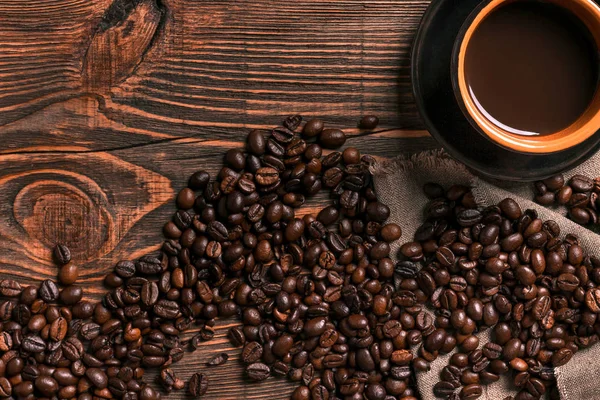 Ahşap masa kahve Kupası ve fasulye çerçeve