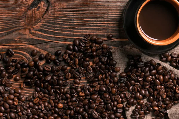 Ahşap masa kahve Kupası ve fasulye çerçeve