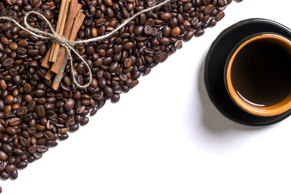 Fincan kahve, kahve ve beyaz zemin üzerine tarçın taneleri — Stok fotoğraf