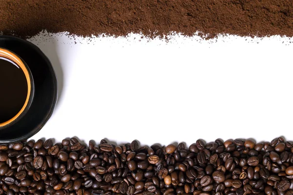 Kahve, kahve çekirdekleri ve zemin altındaki ve üstündeki üzerinde kahve ile beyaz arka plan.