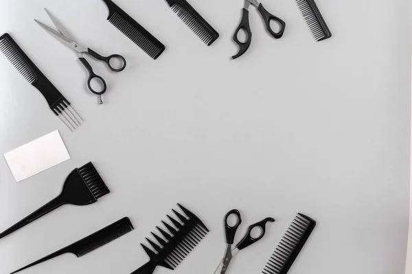 Friseur-Set mit verschiedenen Accessoires auf grauem Hintergrund — Stockfoto