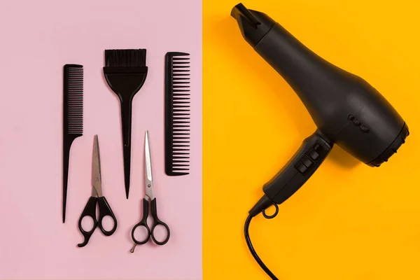 Kammen en kapper hulpmiddelen op kleur achtergrond top uitzicht — Stockfoto