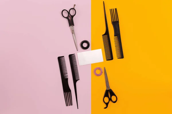 Salon fryzjerski narzędzia na tle różowy i pomarańczowy z miejsca kopii — Zdjęcie stockowe