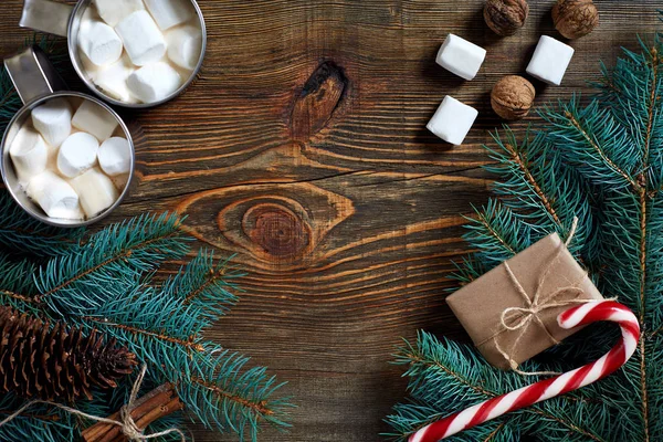 Kakao bir ahşap zemin üzerine krema, çikolata ve Ladin dalları ile