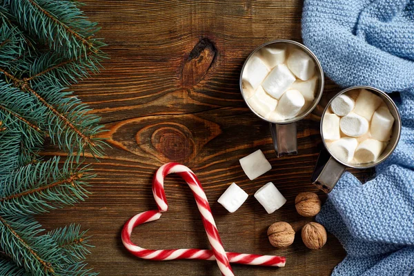 Kakao bir ahşap zemin üzerine krema, çikolata ve Ladin dalları ile