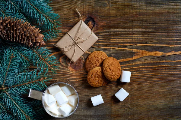Noel içkisi. Ahşap arka plan üzerinde hatmi ile kupa sıcak kahve. Yeni yıl.