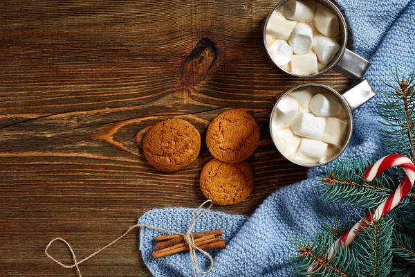 Noel içkisi. Kupa sıcak kahve ile hatmi, kırmızı şeker kamışı ahşap arka plan üzerinde. Yeni yıl.