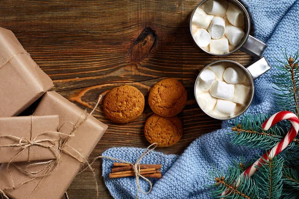 Noel içkisi. Kupa sıcak kahve ile hatmi, kırmızı şeker kamışı ahşap arka plan üzerinde. Yeni yıl.