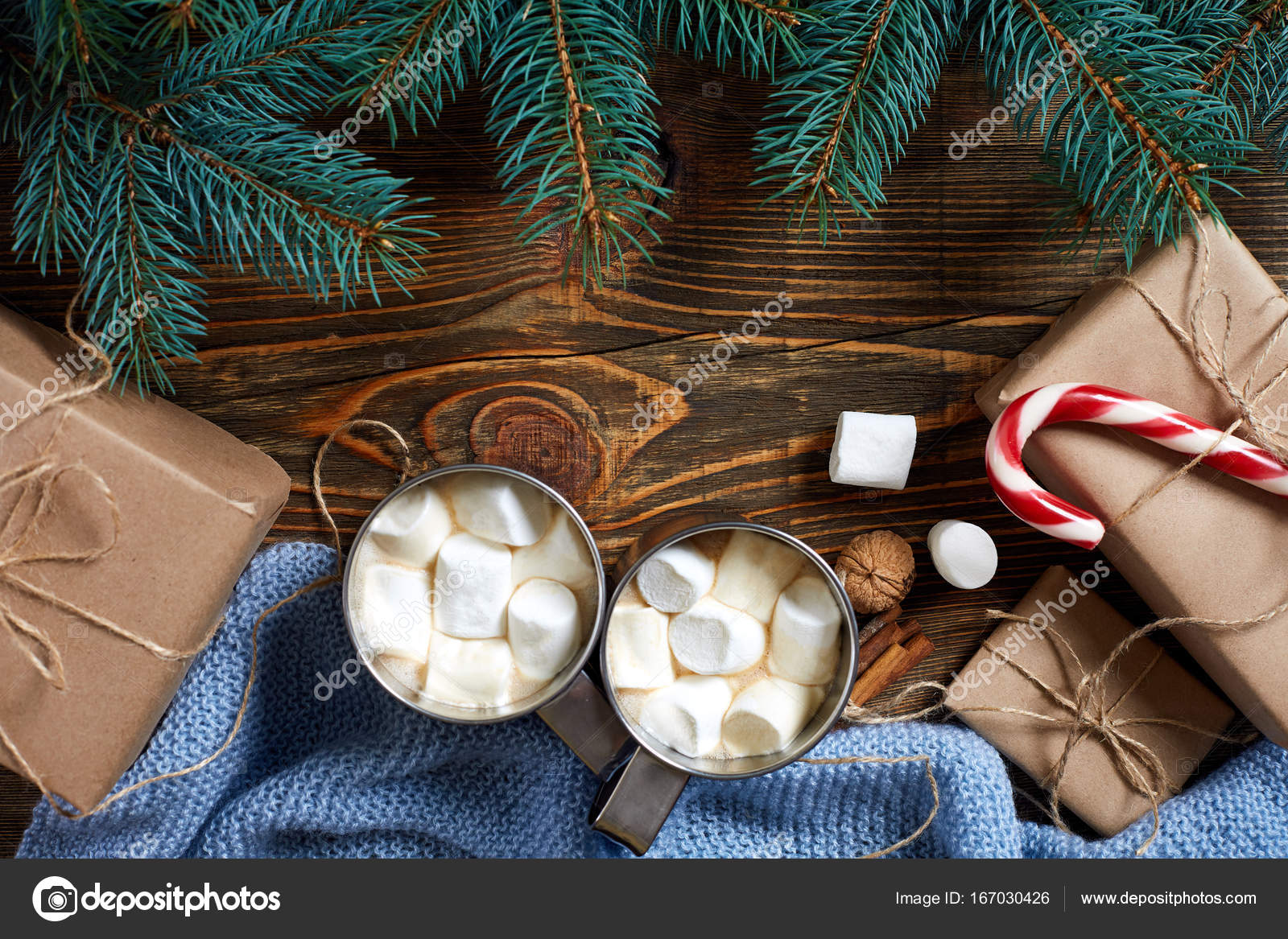 Biglietti Di Natale Hot.Bevanda Di Natale Caffe Caldo Tazza Con Canna Di Caramella Della Caramella Gommosa E Molle Rosso Su Fondo Di Legno Nuovo Anno Foto Stock C Nazarov Dnepr Gmail Com 167030426